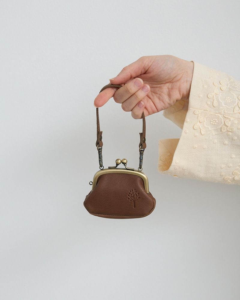 深い茶色にほんのり黄みを感じる、モカグレー。革の表情が美しく映える、大人向けレザーチャーム