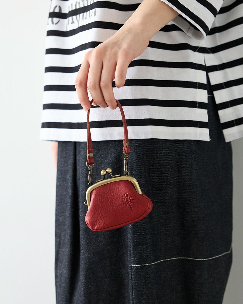 レトロながま口×深みのあるレッド。大人かわいい雰囲気を楽しめるレザーチャーム