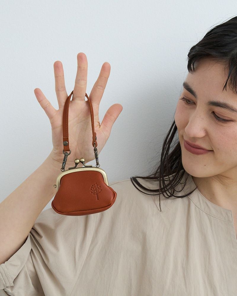 使い込むほど、ツヤが増すキャメル。経年変化が楽しめる、本革バッグチャーム