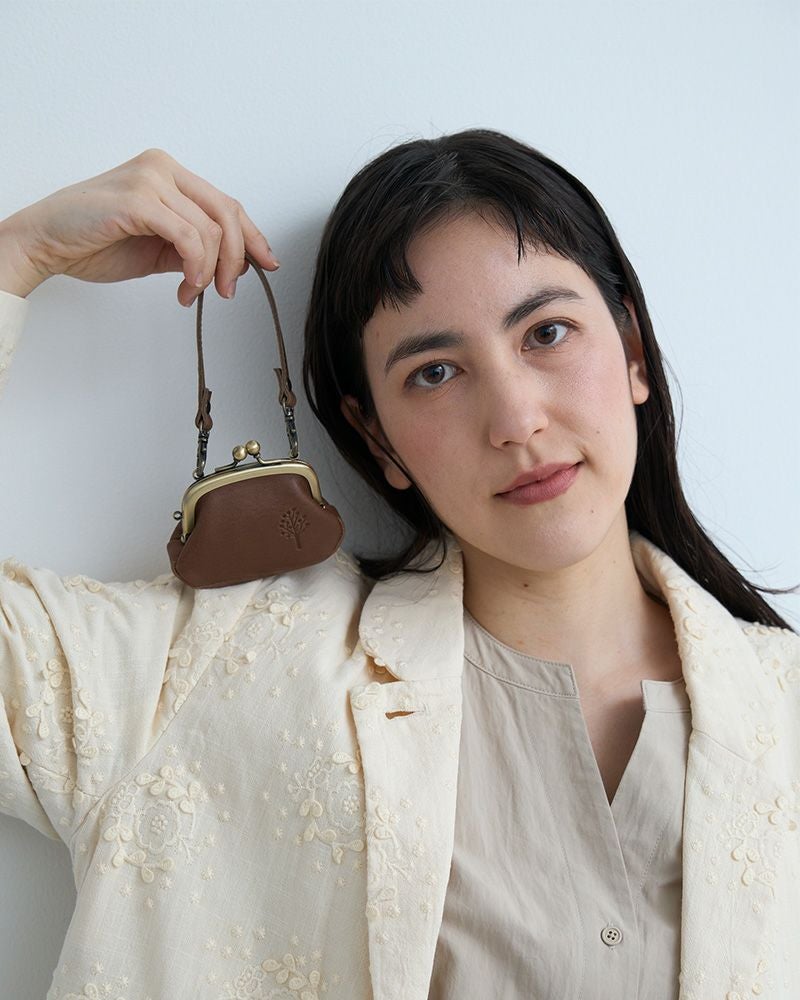 甘さを抑えた上品な茶色、モカグレー。シックなバッグにも自然になじむ、本革がま口チャーム