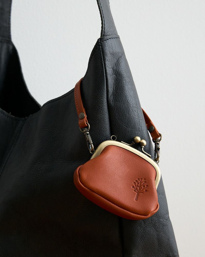 シンプルなバッグに、ほどよい遊び心を。がま口デザインのレザーチャーム