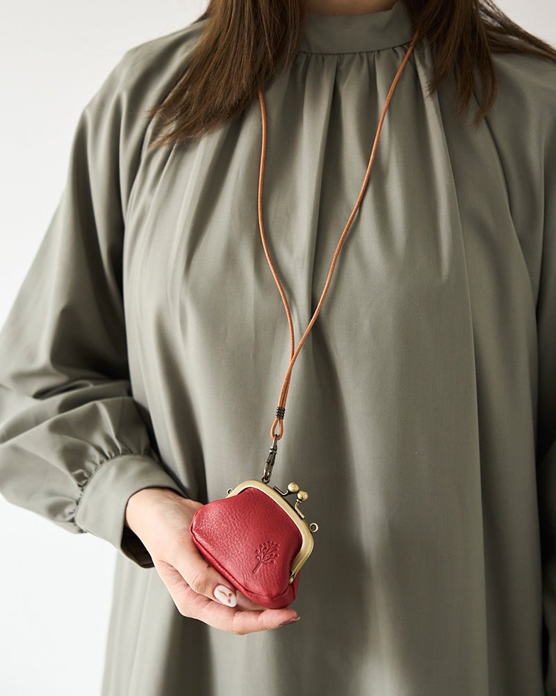 ネックストラップとあわせて。大事なものもなくす心配がありません。