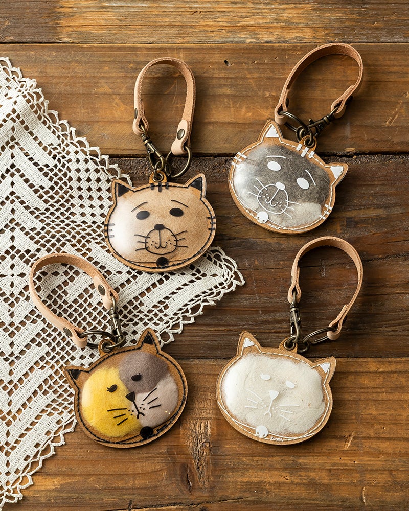 離れている時間も、そばにいる気持ちを感じられる小さなお守り。（中に入れる毛は付属しておりません。）