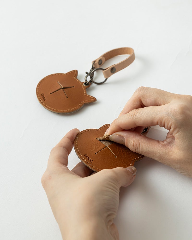 切り込み部分から、大切なネコちゃんの毛を入れたり、羊毛フェルトなどでかわいくアレンジしても◎