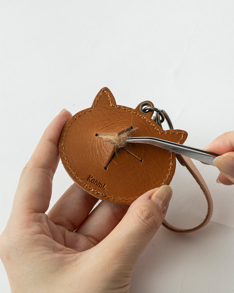 ピンセットなどで、大切なねこちゃんの毛をそっと入れておけます。