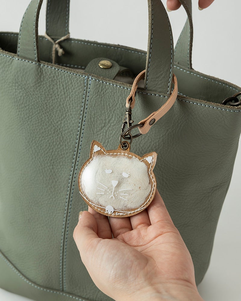 ストラップ付きで、バッグやポーチに簡単に取り付けて、いつでも一緒。（カラー：こまりがお　シロ）