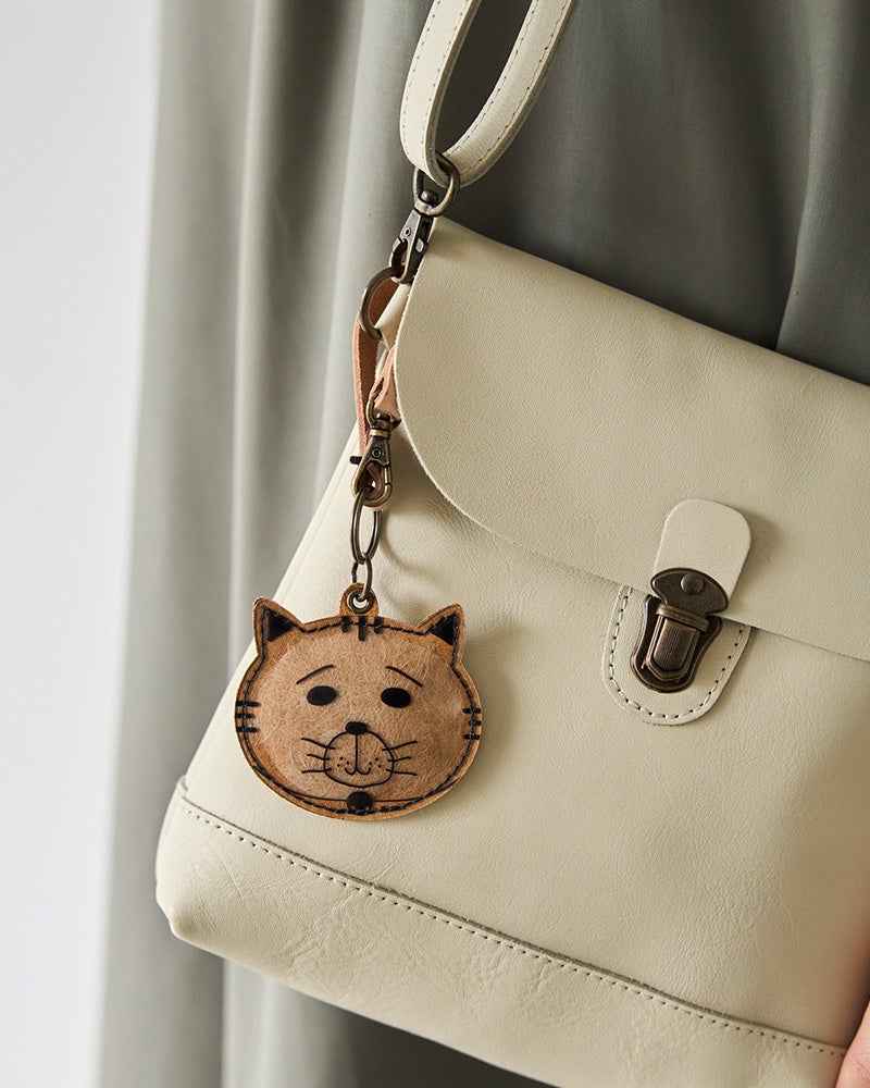 お気に入りのバッグにつけて、大好きなねこちゃんとどこへでも一緒に。（カラー：おとぼけがお　クロ）