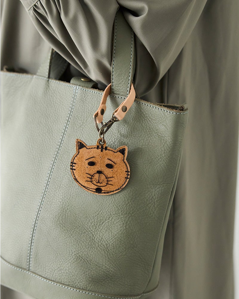 見るたびに思い出も蘇る。あの子のぬくもりを感じられるバッグチャーム。