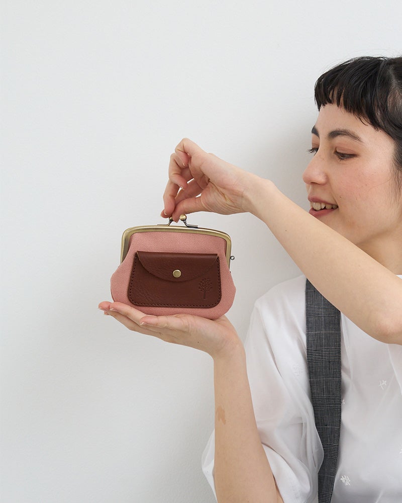 親子がま口と外ポケットで、小銭・カード・鍵をすっきり整理。帆布の軽さがうれしい、毎日にちょうどいいがま口財布。