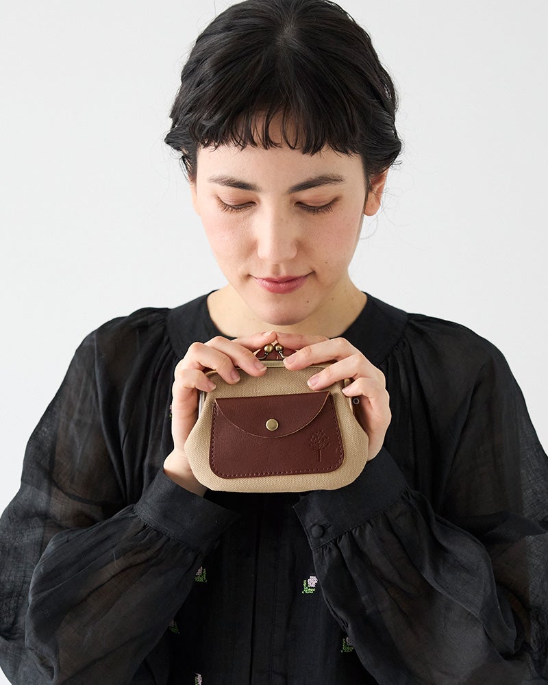 がま口を開く楽しさと、使いやすさを両立。帆布×本革のやさしい表情が暮らしになじむ、Kanmi.の親子がま口。