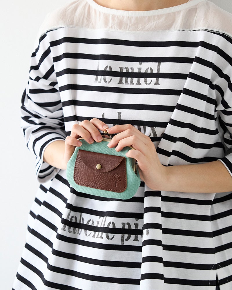 小さくても収納力しっかり。外ポケット付きでカードも安心、軽やかに持てる帆布素材の親子がま口です。