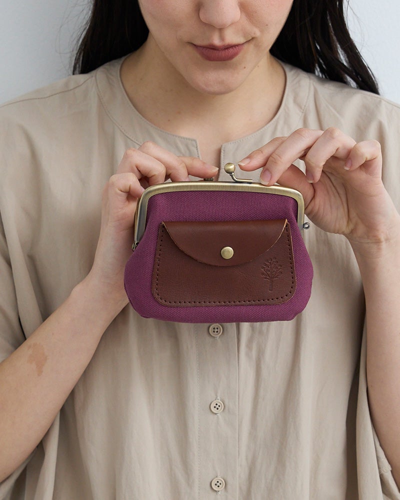 ぱちんと閉まる安心感。親子がま口と外ポケットで、お財布にも小物入れにも使える万能がま口。