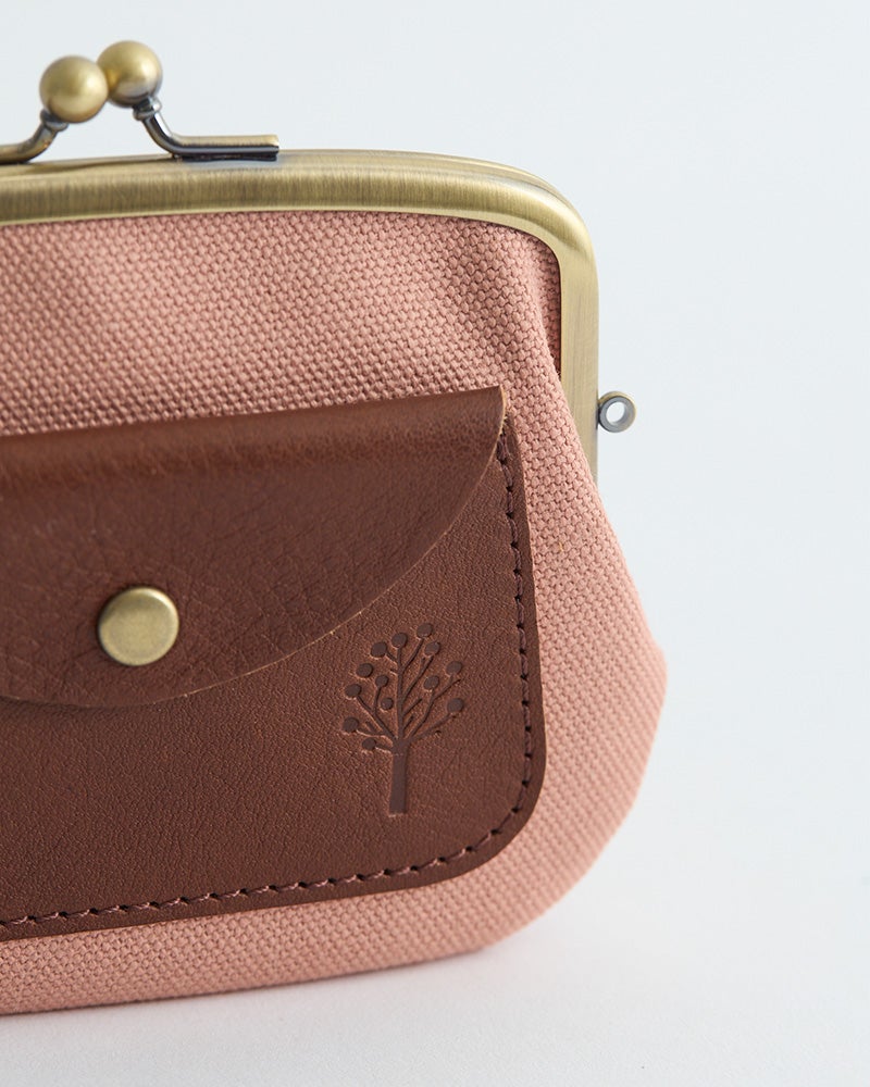 根付やフリーストラップを付けて、自分らしくアレンジできる親子がま口。