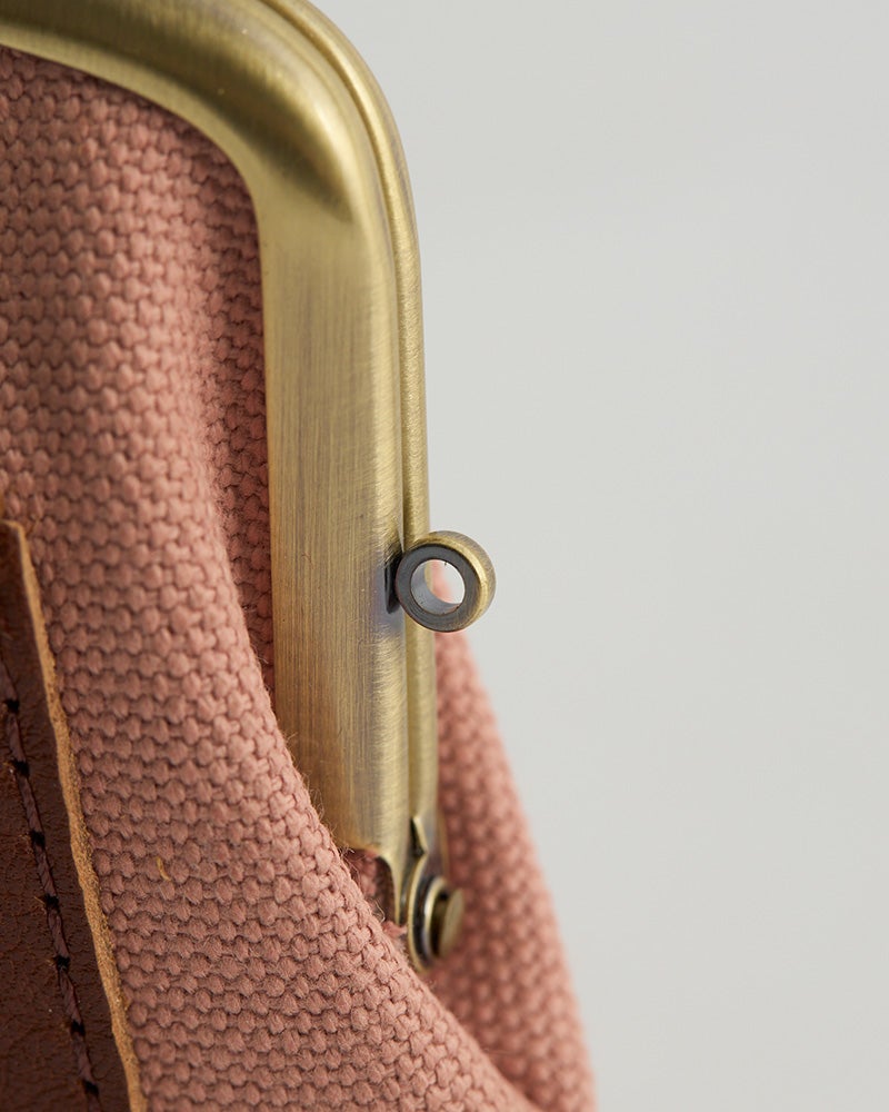 がま口のカンにストラップを付けて、ポケットがない日も安心。これひとつでお出かけ。