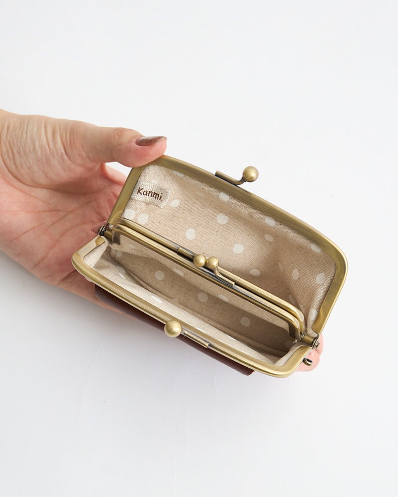 がま口を開くと、もう一つがま口。小銭・カード・鍵を分けて収納できる、便利な親子がま口。