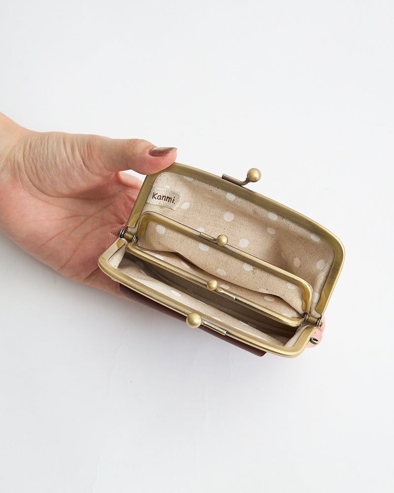 ダブルがま口だから、使い方は自由自在。お財布にも、小物入れにもなる万能アイテム。