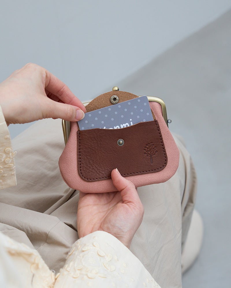 外ポケット＋親子がま口で、収納力アップ。日常使いにちょうどいいサイズ感。