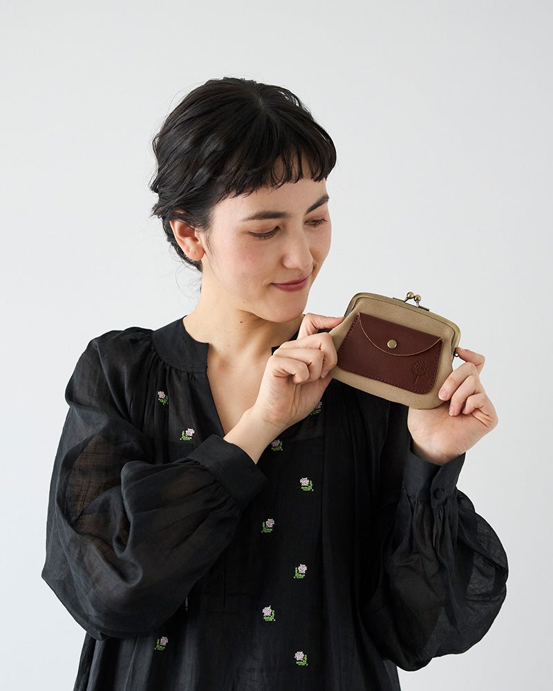 ほっと落ち着くカフェオレカラー。帆布と本革の組み合わせが、素朴で大人っぽい親子がま口。