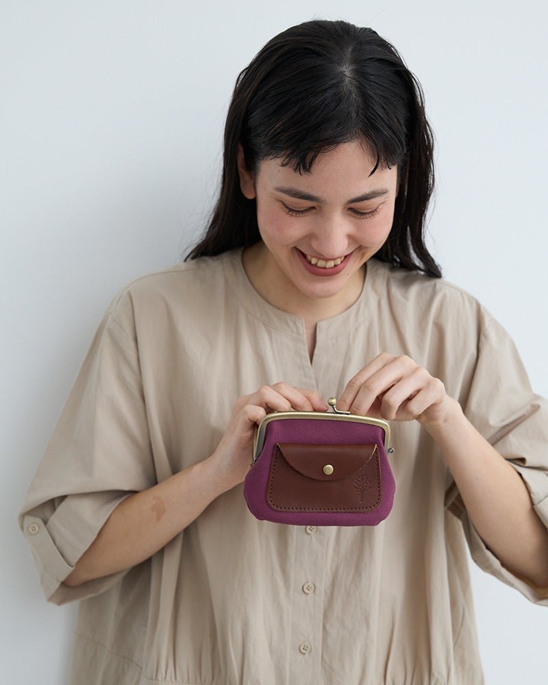 深みのあるぶどう色が印象的。バッグの中で映える、ちょっと大人の親子がま口。