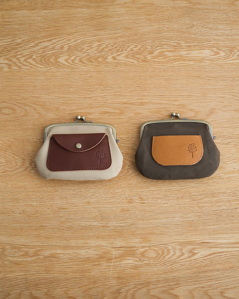 ナチュラル派におすすめの、やさしい色と素材感。（右は旧作のポケット親子がま口です。）