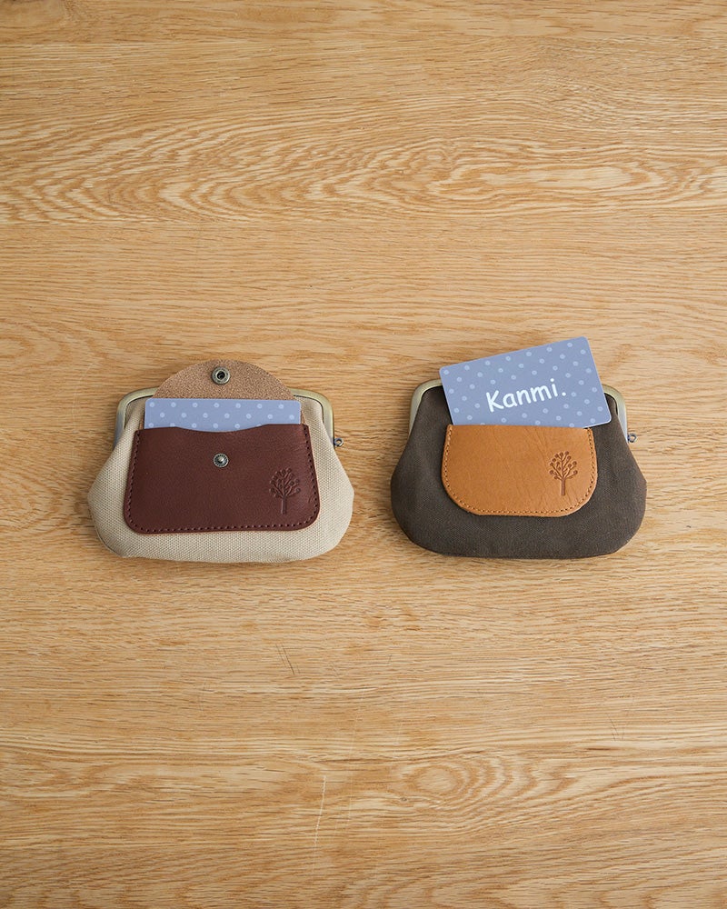 ポケットにカードが入るようになりました。（右は旧作のポケット親子がま口です。）。