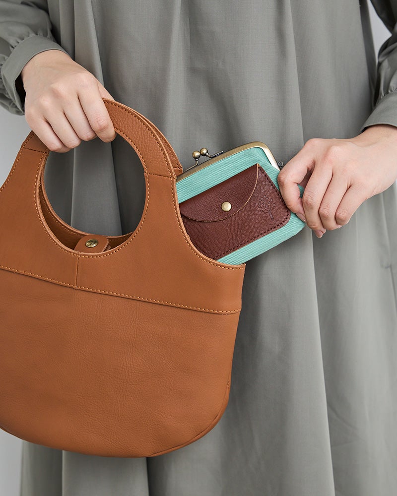 バッグの中でぱっと目立つ、見つけやすいミント色。