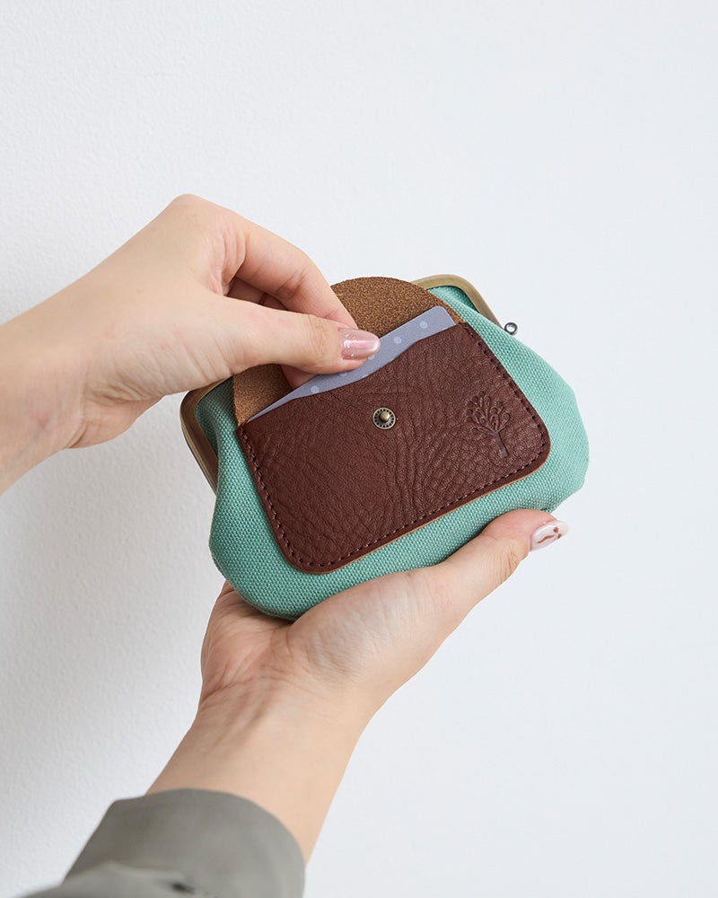 革ポケットはホック付きのフタがあり、クレジットカードを入れておいても安心です。