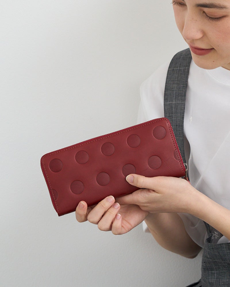 ありそうでなかった、たっぷり入ってやさしく使えるラウンドロングウォレット。