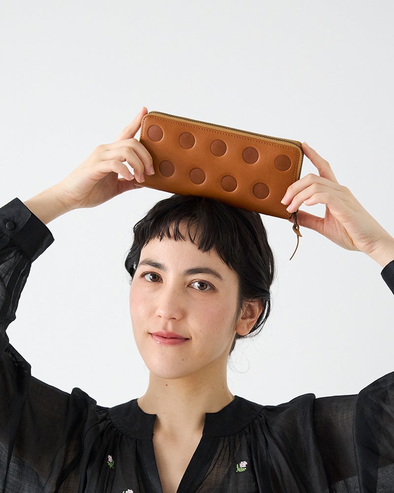 大容量なのに軽やか。毎日の暮らしにそっと寄り添う、仕分け上手な革の長財布です。