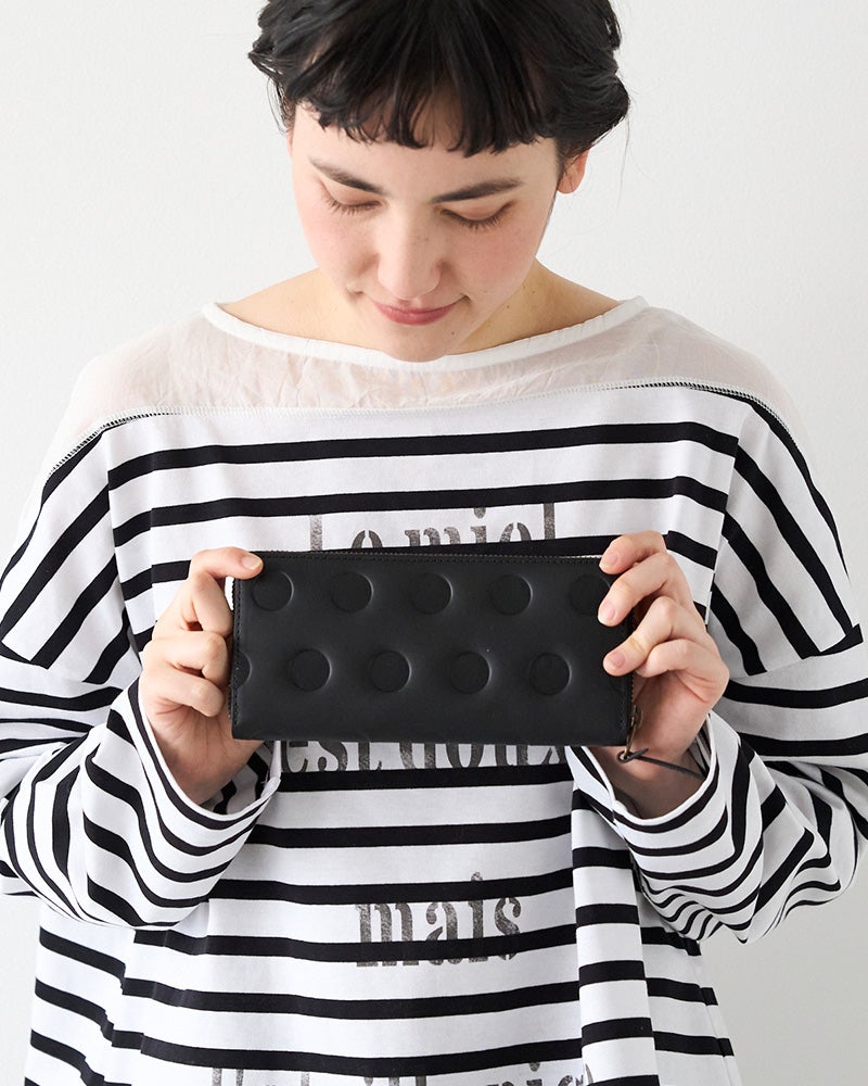 かわいさも実用性もあきらめない、大人のためのラウンドロングウォレット。