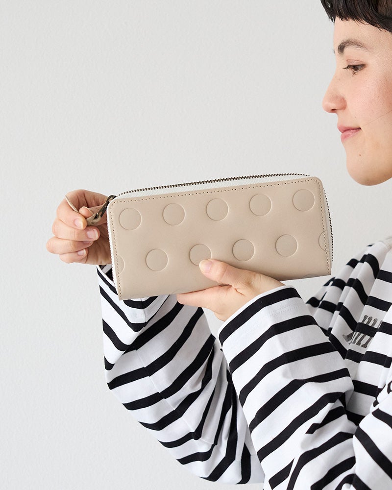 水玉模様のやさしい表情が、使うたび気持ちを和らげてくれる革財布。
