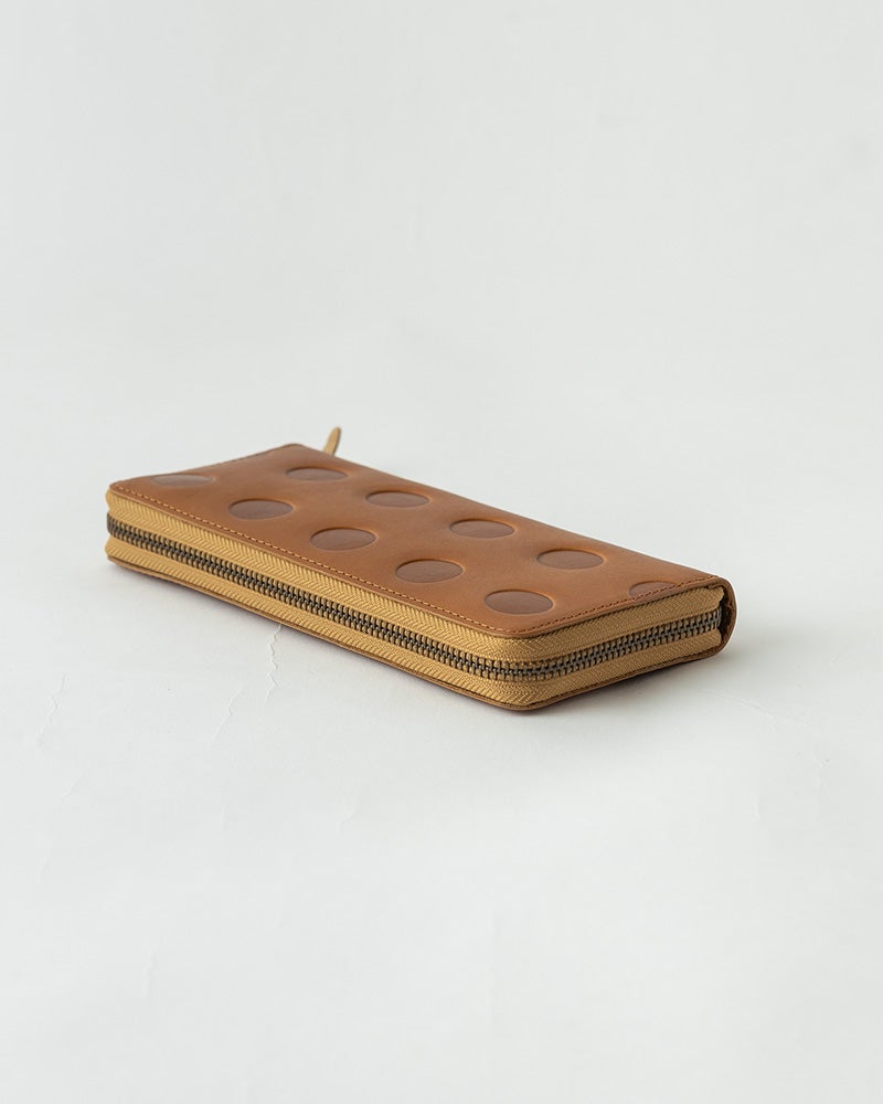 収納力と見やすさを両立したラウンドロングウォレット。ぱんぱん感を感じにくい工夫。