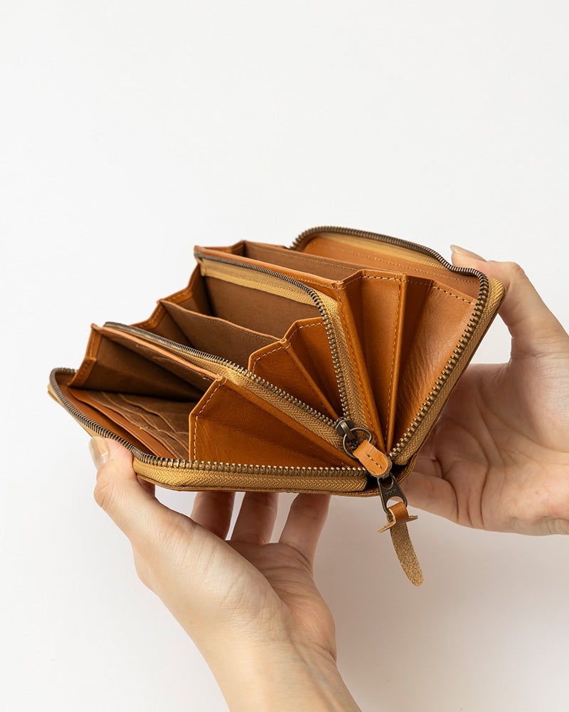 がばっと開く設計で中身が一目で見渡せる長財布。小銭入れ2ヶ所で探す時間を減らせます。