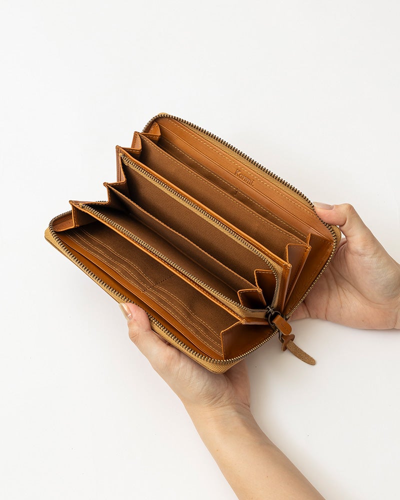 薄めの芯材入りで、見た目より軽やかな使い心地。大容量でも手が疲れにくい設計です。