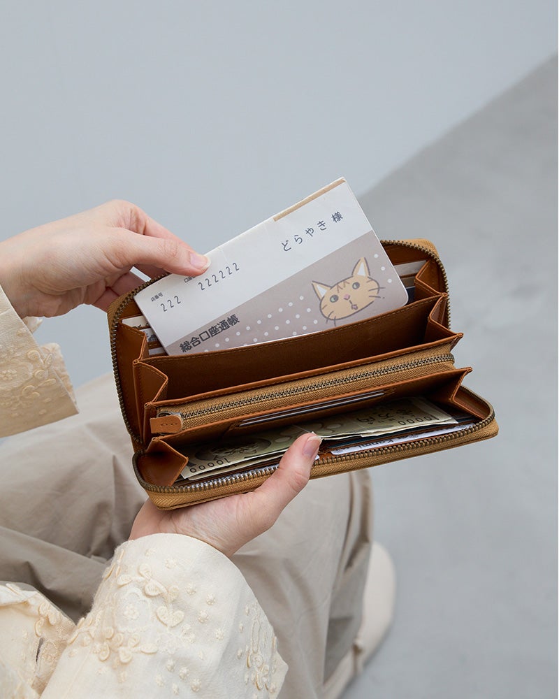 ラウンドファスナー仕様で中身がこぼれにくく、通帳や領収書の収納にも活躍。