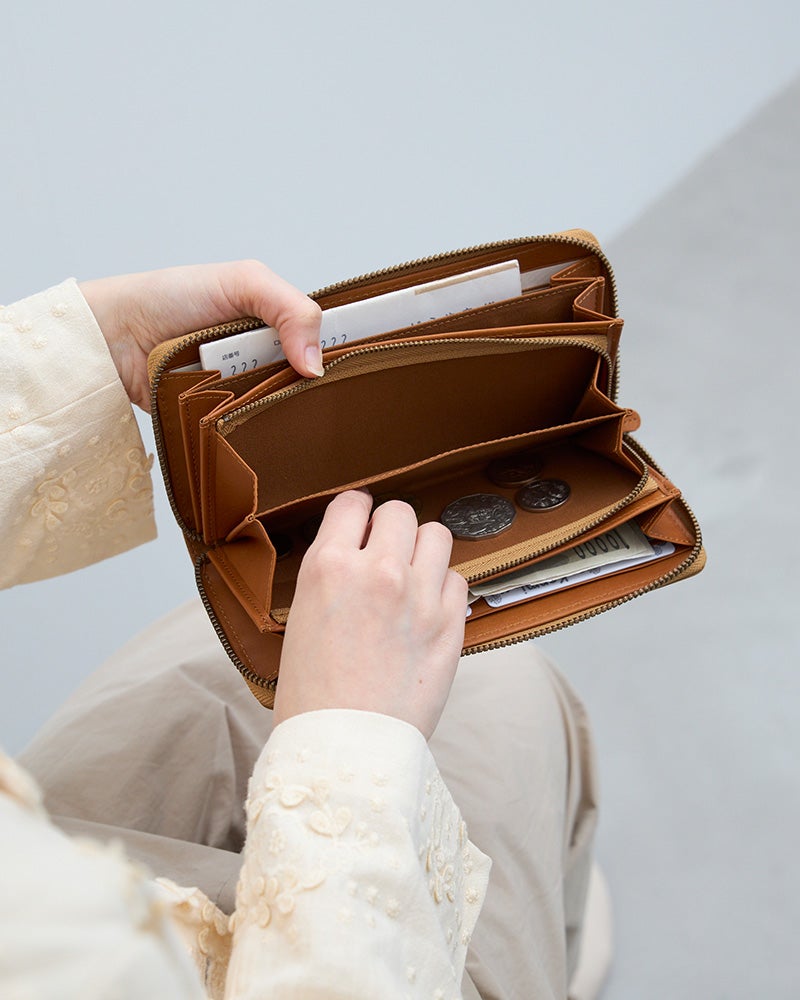 L型ファスナーの小銭入れは大きく開いて見やすく、出し入れもスムーズ。