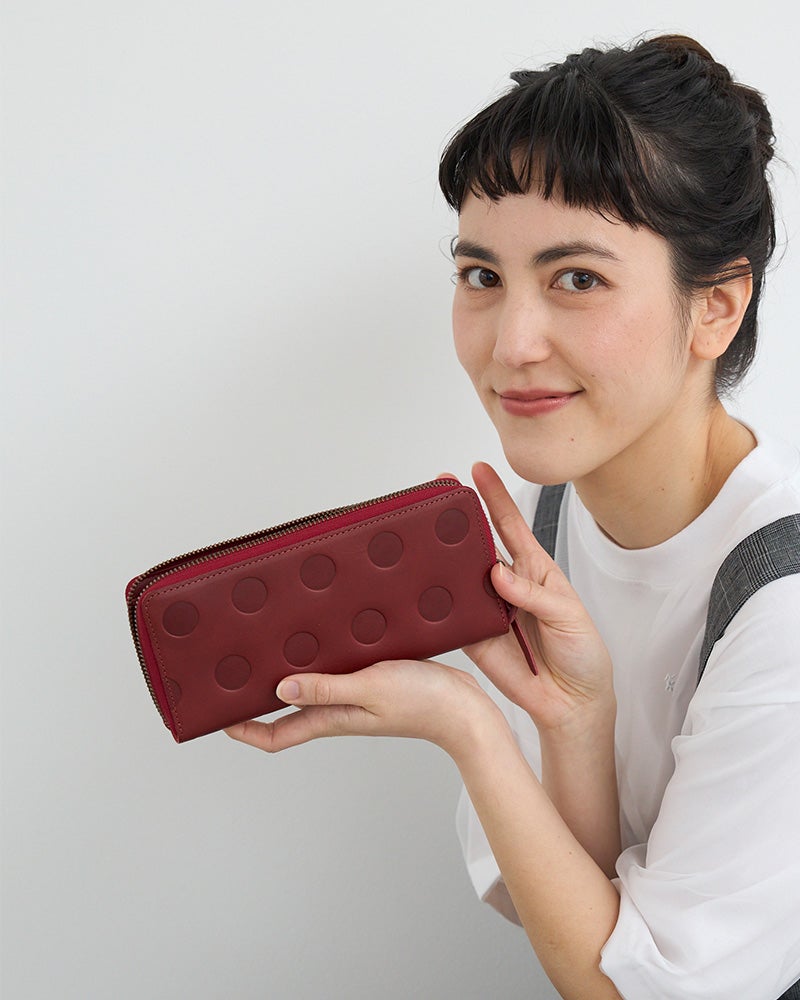 落ち着いた赤が暮らしになじむ大人カラー。大容量なのに軽やかな使い心地で、仕分けしやすい収納設計です。