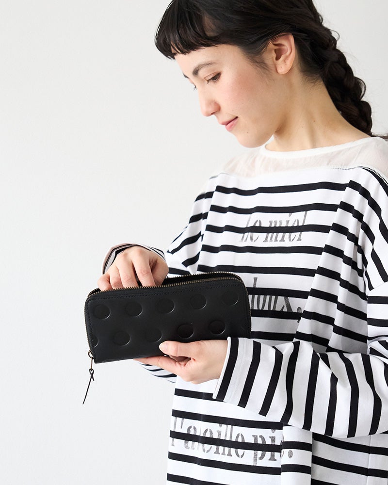 きちんと感が頼もしいブラックのラウンドロングウォレット。たっぷり入っても形がきれいで、長く使いたくなる定番色。
