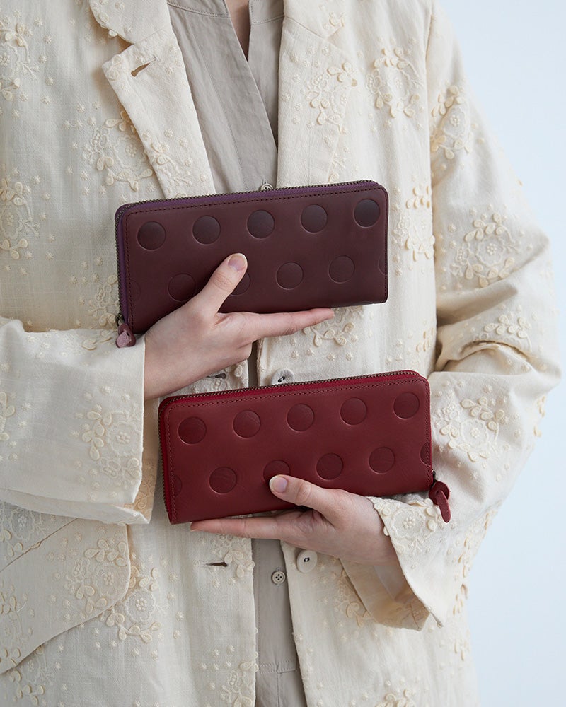 深い紫が落ち着いた大人カラーのスミレ(上)。華やかすぎず、使いやすいチェリーレッド(下)