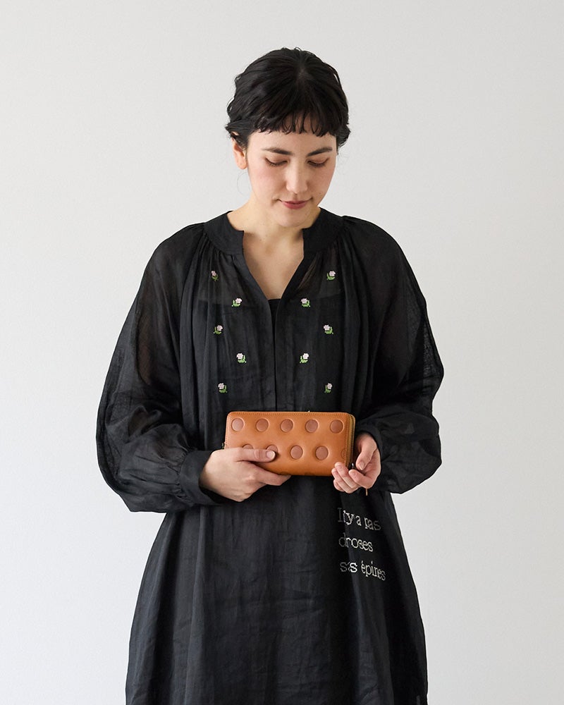 暮らしに自然となじむキャラメルの革長財布。たっぷり入れても形がきれいで、長く付き合える安心感。