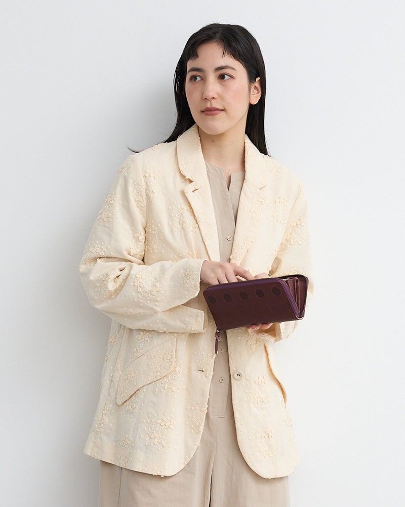 ほんのり甘さのあるスミレ色が、手元をやさしく彩るラウンドロングウォレット。可愛さと収納力のちょうどいいバランス。