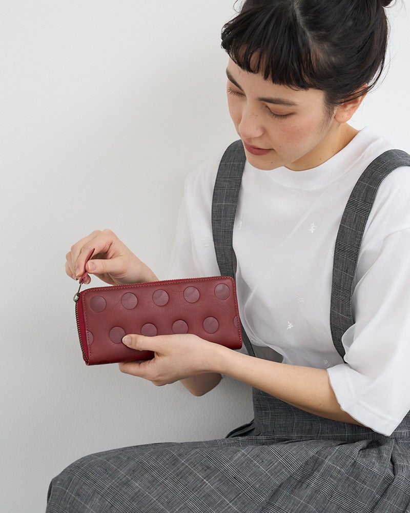 落ち着いた赤が暮らしになじむ大人カラー。大容量なのに軽やかな使い心地で、仕分けしやすい収納設計です。