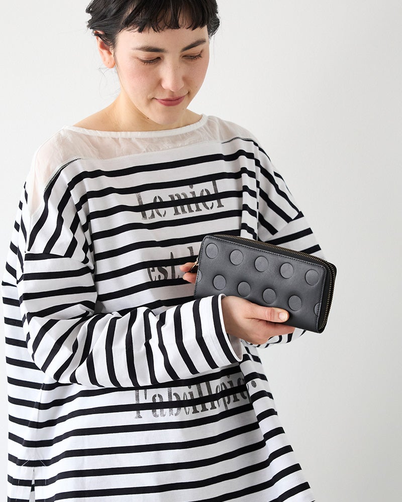 シンプルで使う人を選ばないブラック。ラウンドファスナーで中身が見やすく、家計用と自分用をまとめやすい収納力です。