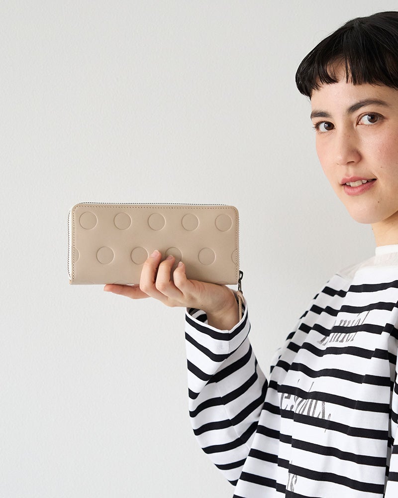 明るくやわらかなバニラは、バッグの中でも見つけやすい色。がばっと開いて中まで見渡せます。