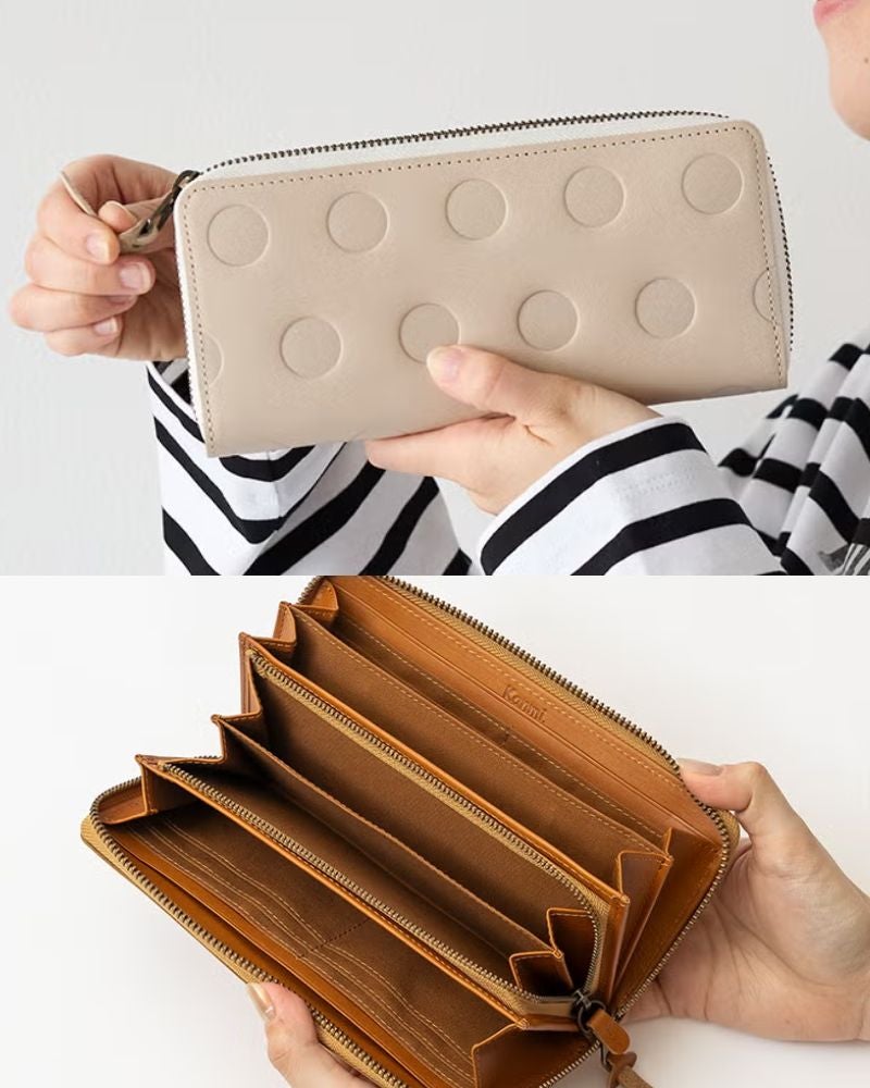 すっきりなのに、パカッと開けると大容量のラウンドファスナー長財布です。