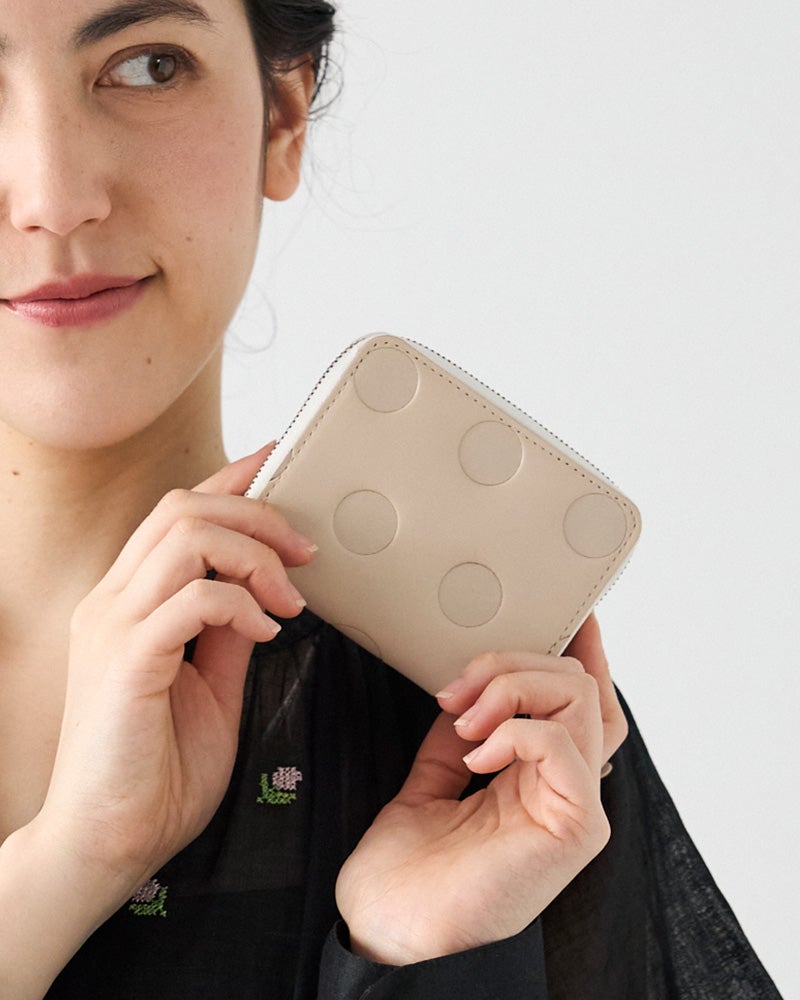 小さい・丸い・水玉。かわいさがそろった、ポケットサイズのラウンドショートウォレット。