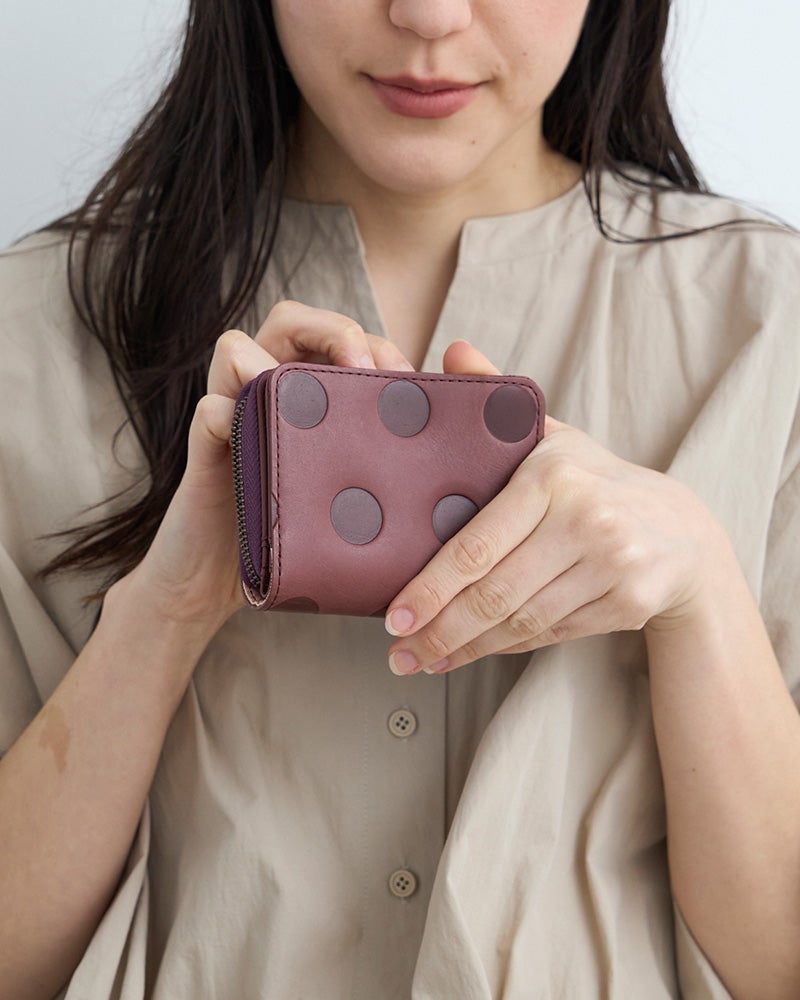 ナチュラルにもきれいめにも合わせやすい、Kanmi.らしいデザイン。（カラー：スミレ）