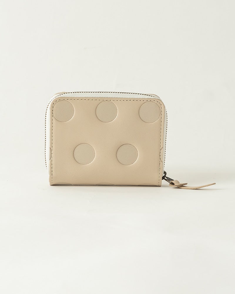 水玉模様のやさしい表情が、使うたび気持ちをほぐしてくれる革財布。