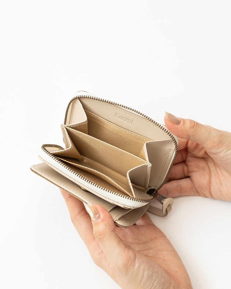 小銭入れの両脇にマチなしポケット付き。免許証や大切なカードの定位置に。