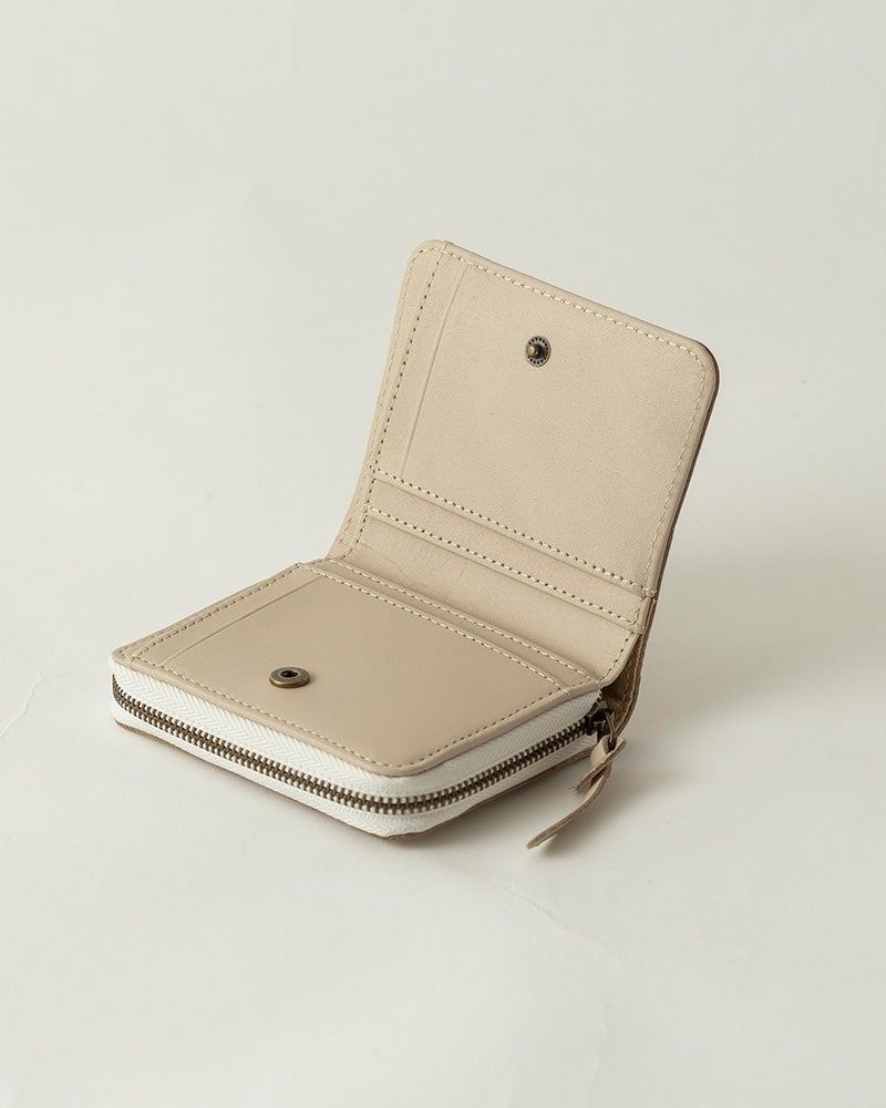 ラウンドファスナーとホック開閉で、小さくても中が見やすいショートウォレット。ポケットサイズの安心設計。